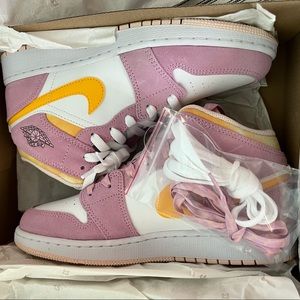 Air Jordan 1 mid se brand new never been worn.